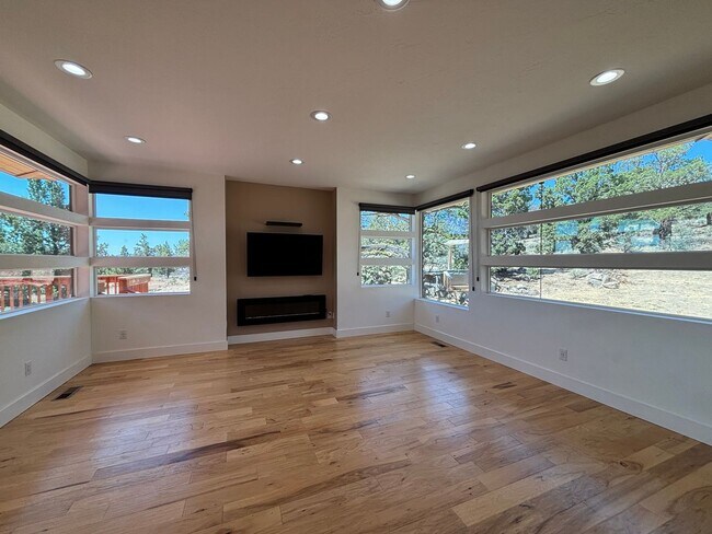 Building Photo - Stunning 4 Bed/3.5 Bath on 4.39 Acre Lot-7...