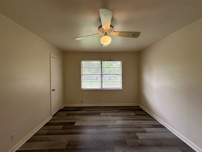 Building Photo - 2725 Tanglewood Dr