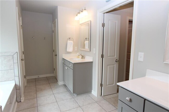 Building Photo - 6870 Rambling