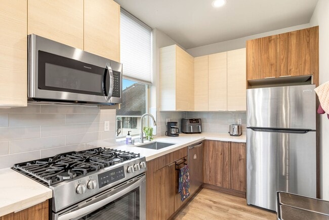 Building Photo - Ballard Townhouse, 2bed/2bath, Rooftop Deck