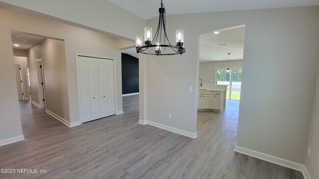 Building Photo - 2735 Woodsdale Dr