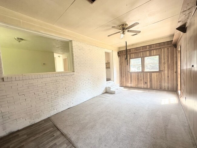 Building Photo - Cozy 3 bedrooms with charming kitchen upda...