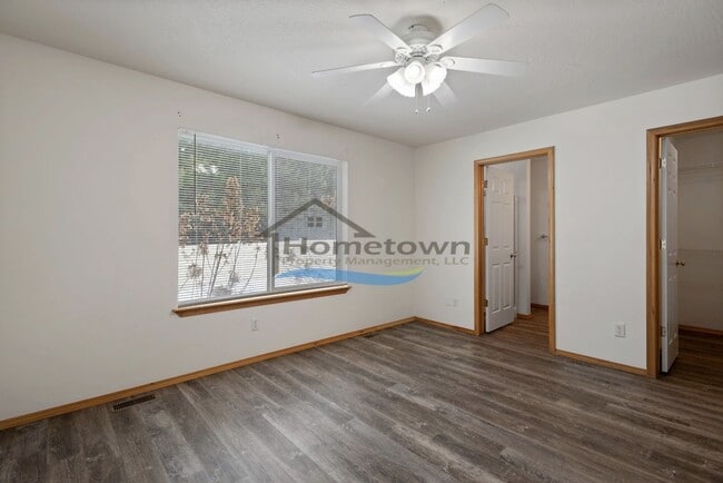 Building Photo - Lovely 3 Bedroom 2 Bath Home w/ 2 Car Gara...