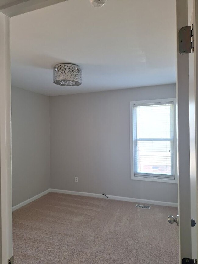 Building Photo - Fantastic Three Bedroom Home in Lexington!