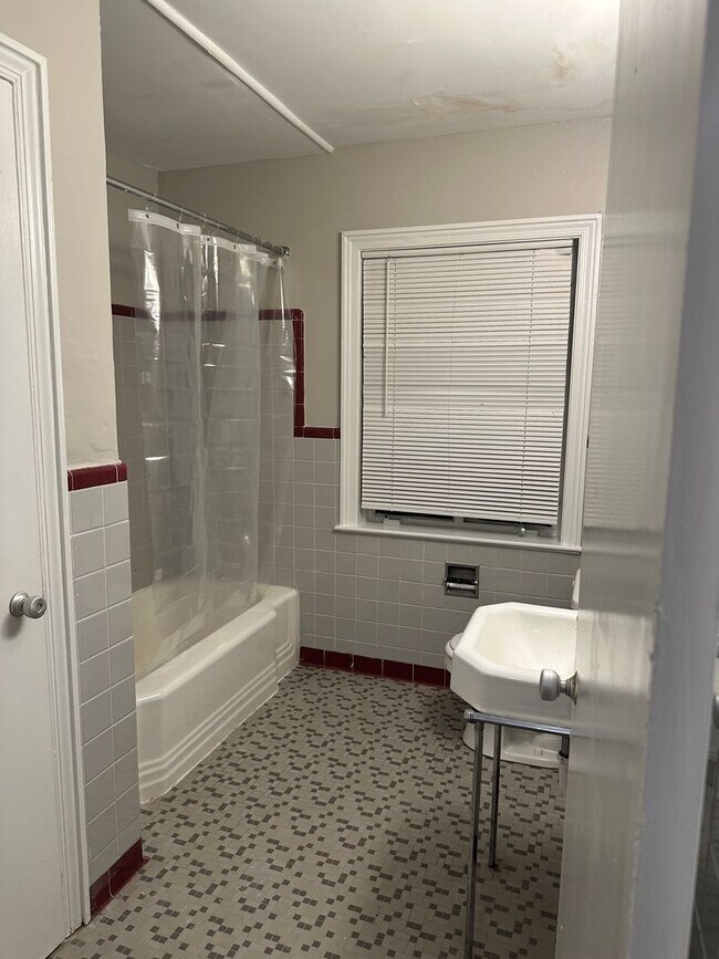 Building Photo - 610 W Second St