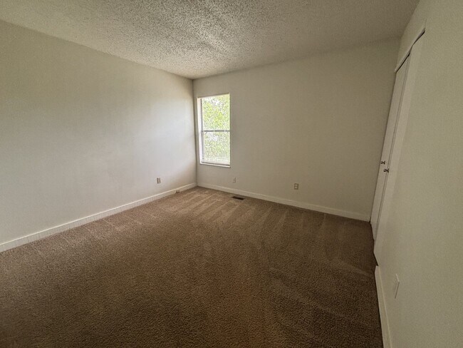Building Photo - 4 bed/2.5 bath home