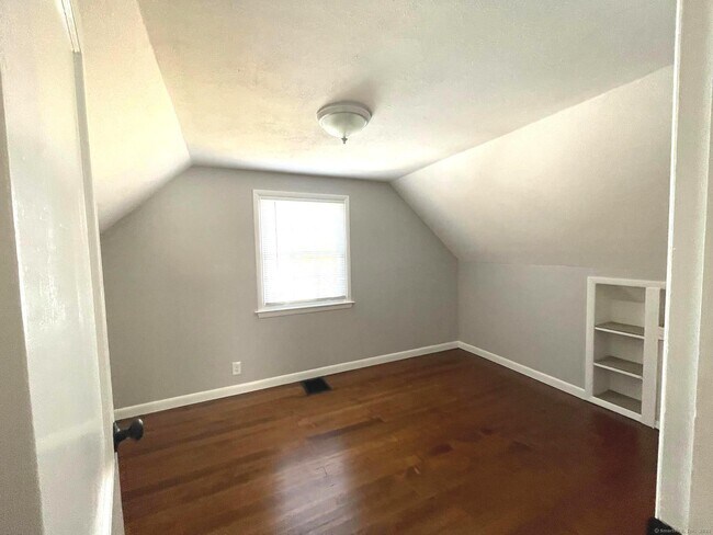 Building Photo - 34 Monroe St