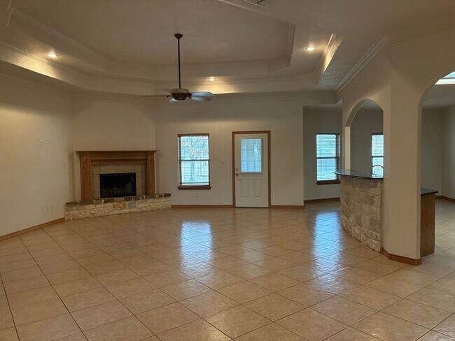 Building Photo - 5BR/3BA w/ Fenced Yard + Covered Parking in Seguin, TX