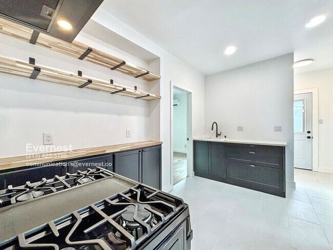Building Photo - Lovely 2-Bedroom Duplex with Modern Comfor...