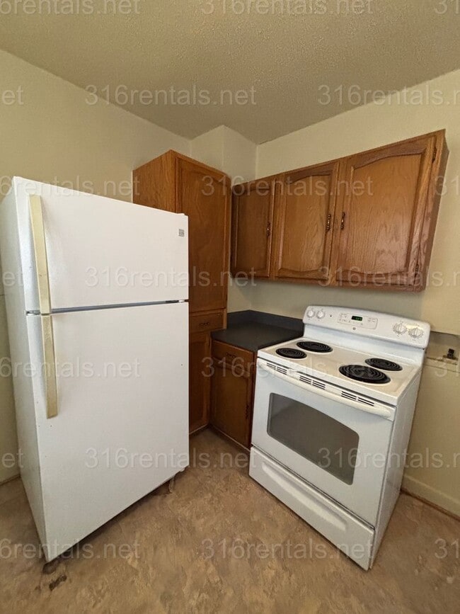 Building Photo - Two bed one bath available NOW!