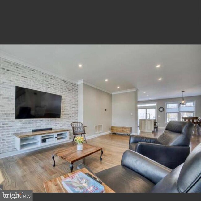 Building Photo - 540 Legrace Terrace NE