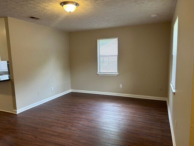 Building Photo - 1041/1043 Cantrell Ln