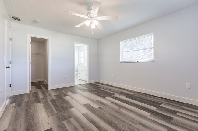 Building Photo - 11065 Waterford Ave