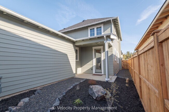Building Photo - Brand New SE Bend Home!