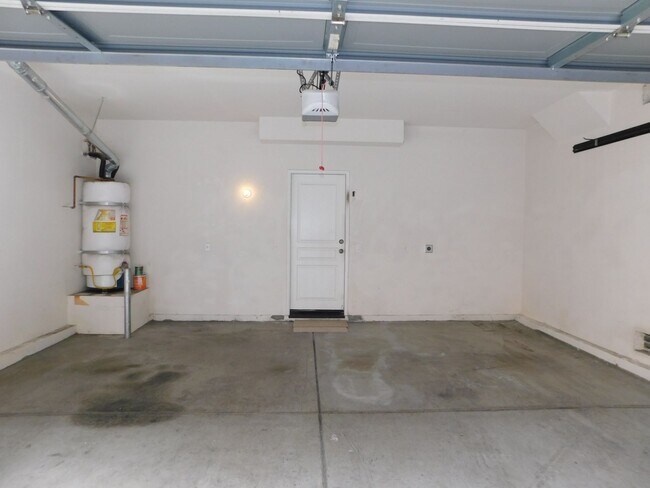 Building Photo - Exceptional 3 bed, 3.5 bath home in Irvine.