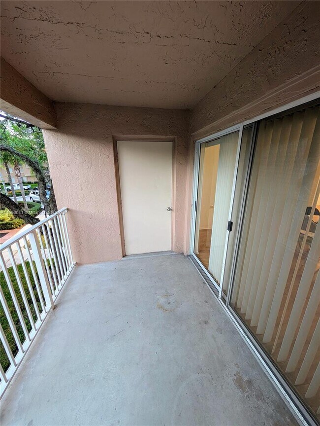 Building Photo - 10630 SW 157th Ct