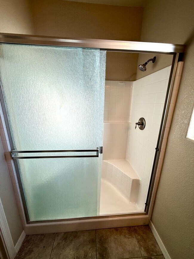 Building Photo - Beautiful 3 Bedroom with 3 Car Garage- Available Now!