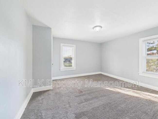 Building Photo - 903 Donald Ave