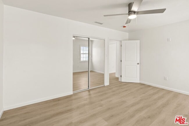 Building Photo - 820 W 98th St