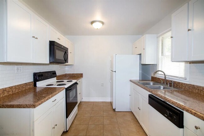 Building Photo - 5016 Saray Way