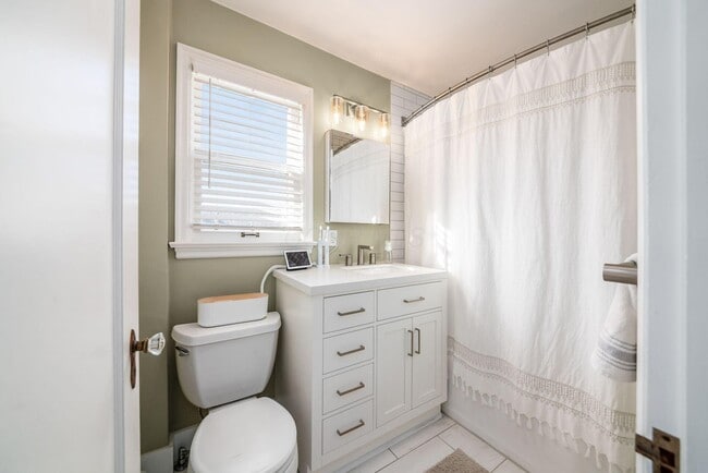 Building Photo - 190 E Dominion Blvd