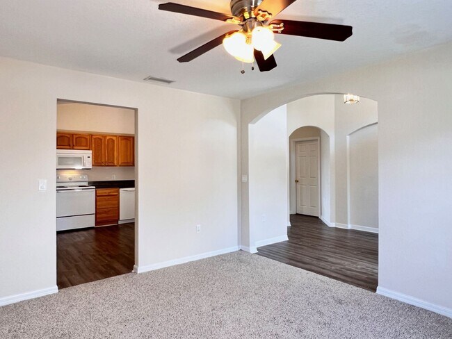 Building Photo - Spacious Three-Bedroom Home in Savannah Estates
