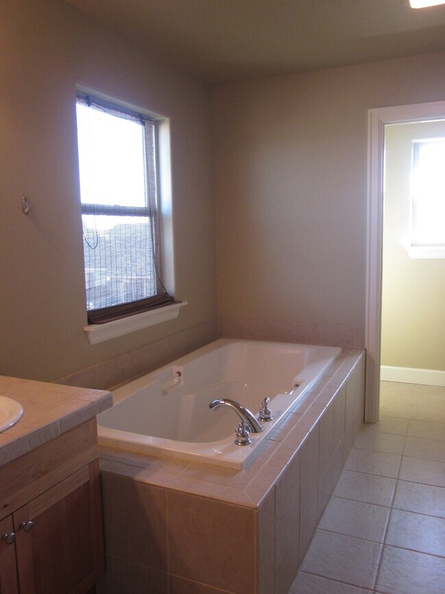 Building Photo - Redmond - Beautiful 2 Story 4 Bedroom Home...