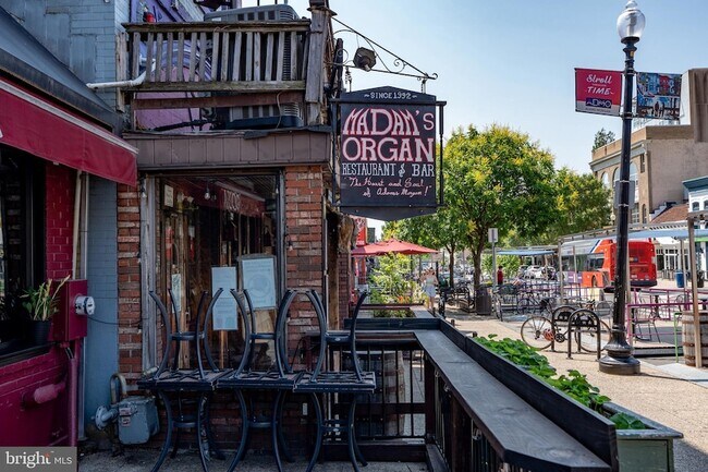 Building Photo - 2460 Ontario Rd NW