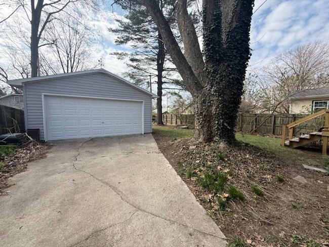 Building Photo - Stylish Hardwood Floors | Fenced Yard | 2-Car Garage | Prime Location