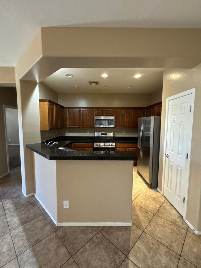 Building Photo - 5 bedroom home in the Anthem Parkside