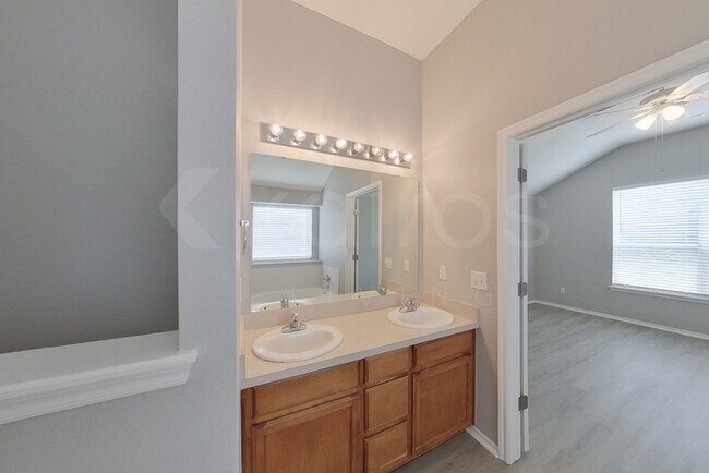 Building Photo - 113 Great Oaks Dr