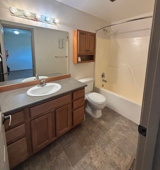 Building Photo - Mountain Views- La Pine