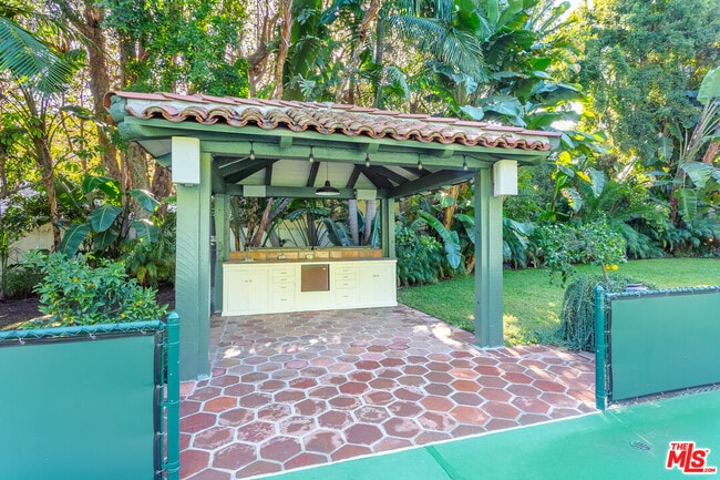 Building Photo - 806 N Alpine Dr