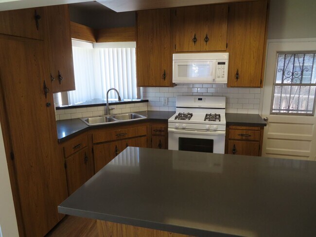 Building Photo - Three Bedroom House with Huge Bonus Room
