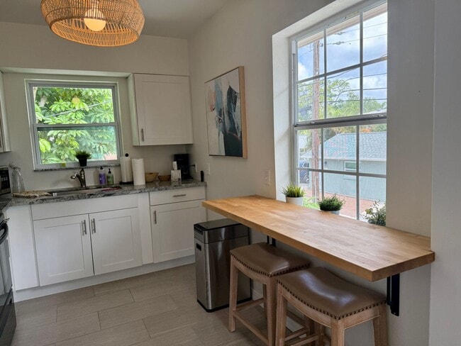 Building Photo - Adorable OLD NE garage 1/1 apartment - FUL...
