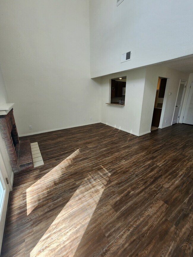 Building Photo - 2 story townhome, 2 bed 2.5 bath