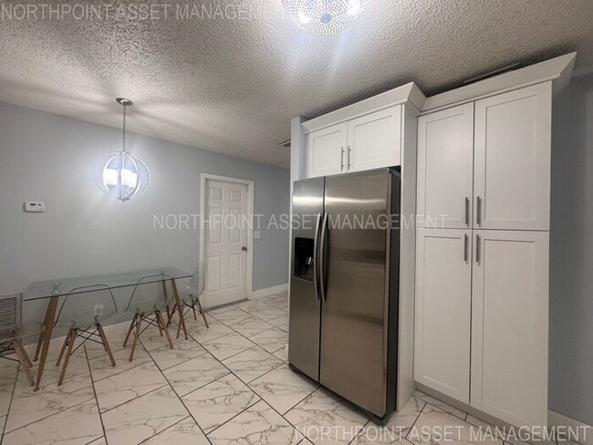 Building Photo - 2 Spacious Bedrooms and 2 Modern Bathrooms...