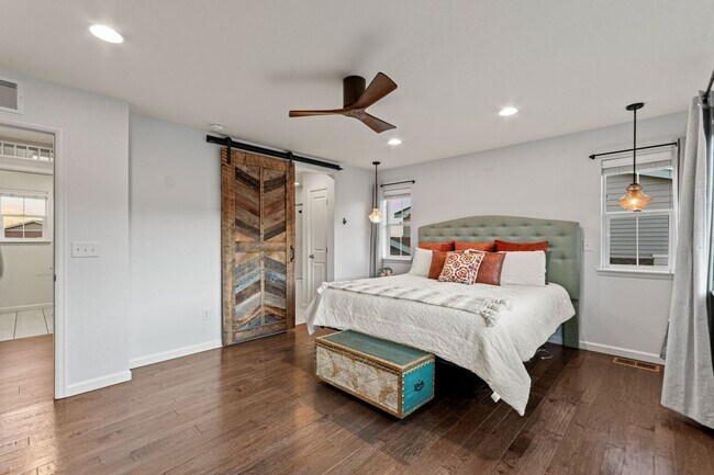 Building Photo - Modern Living. Unforgettable Views 5 bedroom / 5 bathrooms in the desirable Candelas community