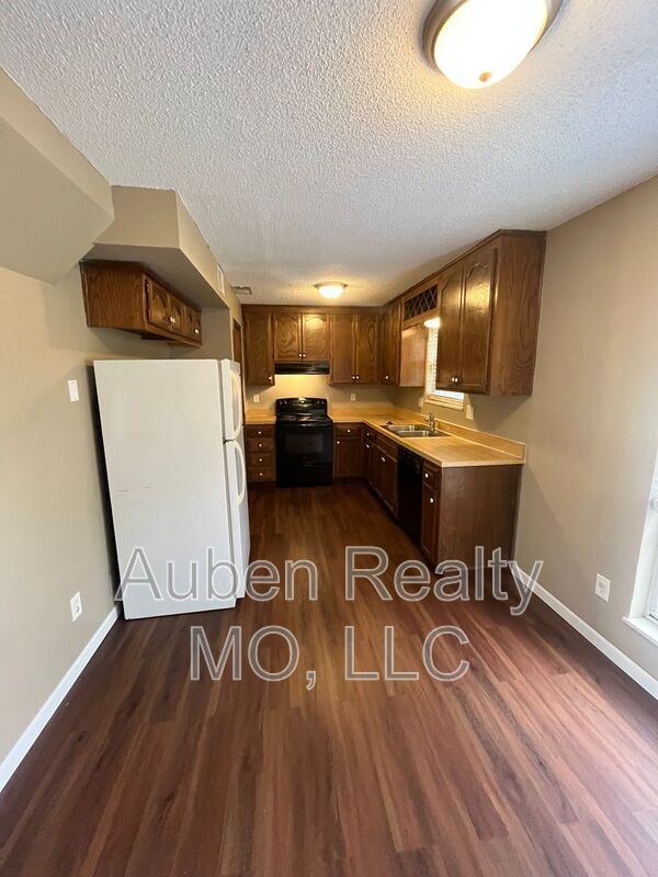 Building Photo - 10115 E 67th St