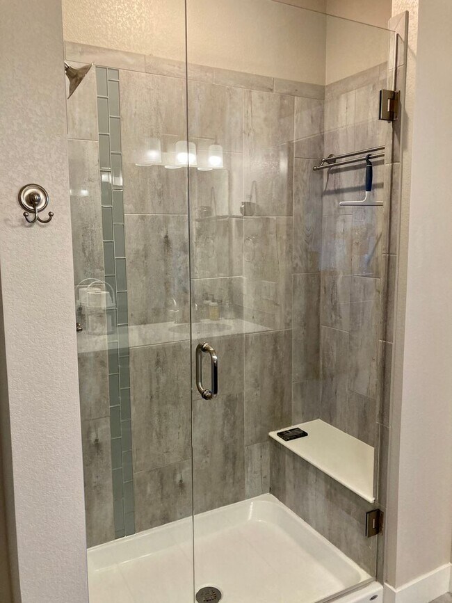 Building Photo - Spacious 3-Bed, 2-Bath Condo in the Desirable Rigden Farm Area