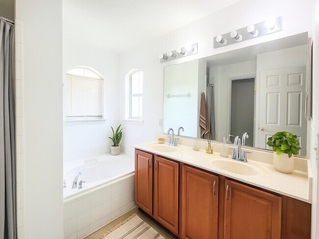 Building Photo - Spacious 4-bedroom, 3-bath home in desirab...