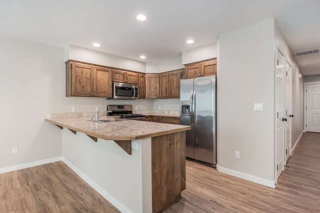 Building Photo - Townhome 3 bed 2.5 bath