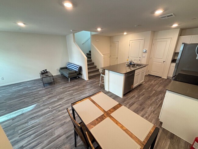 Building Photo - Charming 3Bed/2.5Bath/2Car Townhouse located in Northwest Las Vegas