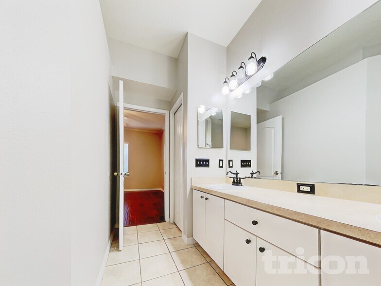 Building Photo - 1227 Gordon Oaks Dr