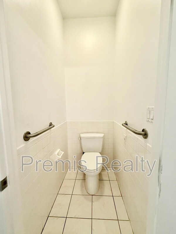 Building Photo - 642 Weathersfield Dr