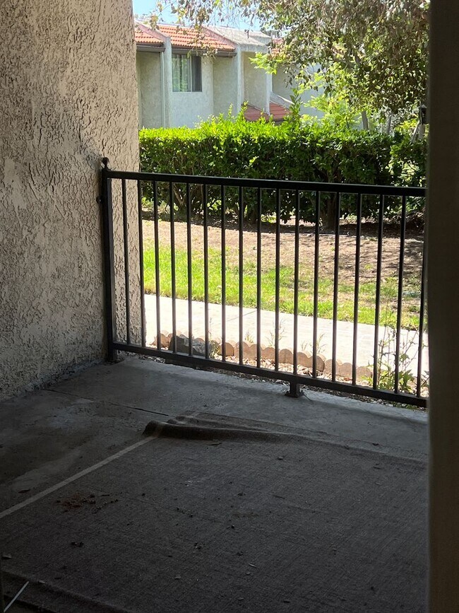 Building Photo - Cabrini 2 bedroom townhome