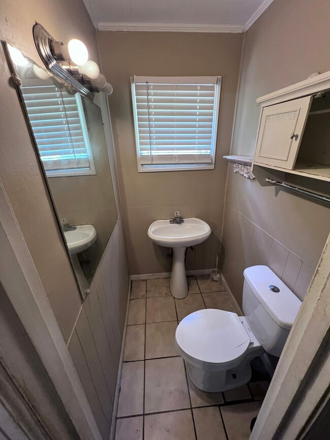 Building Photo - 2116 Highland Ct