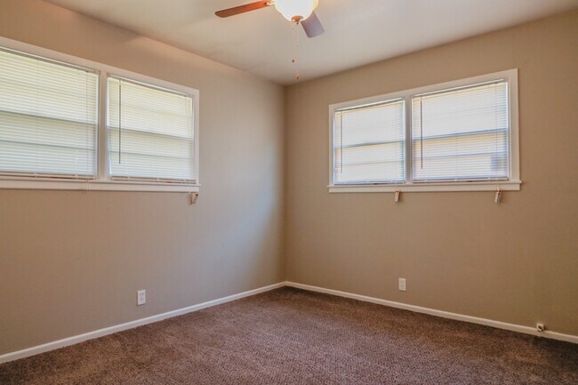 Building Photo - Pre-Leasing  - 3 bed 2 bath