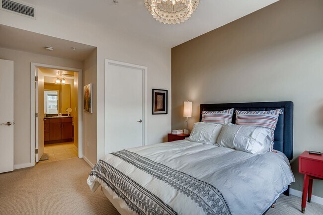 Building Photo - 2BDR Condo w/ AMAZING private patio & amenities!