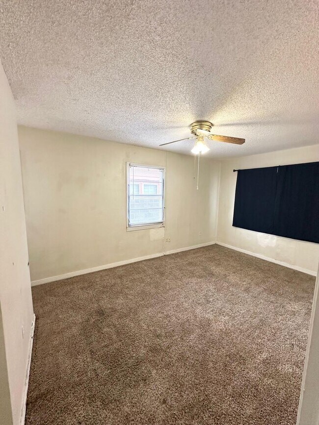 Building Photo - 3 Bedroom 2 Bathroom Ready to Rent!